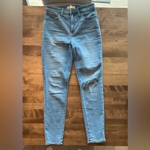 Madewell Curvy Roadtripper Authentic Jeans in Benton Wash: Knee-Rip Edition